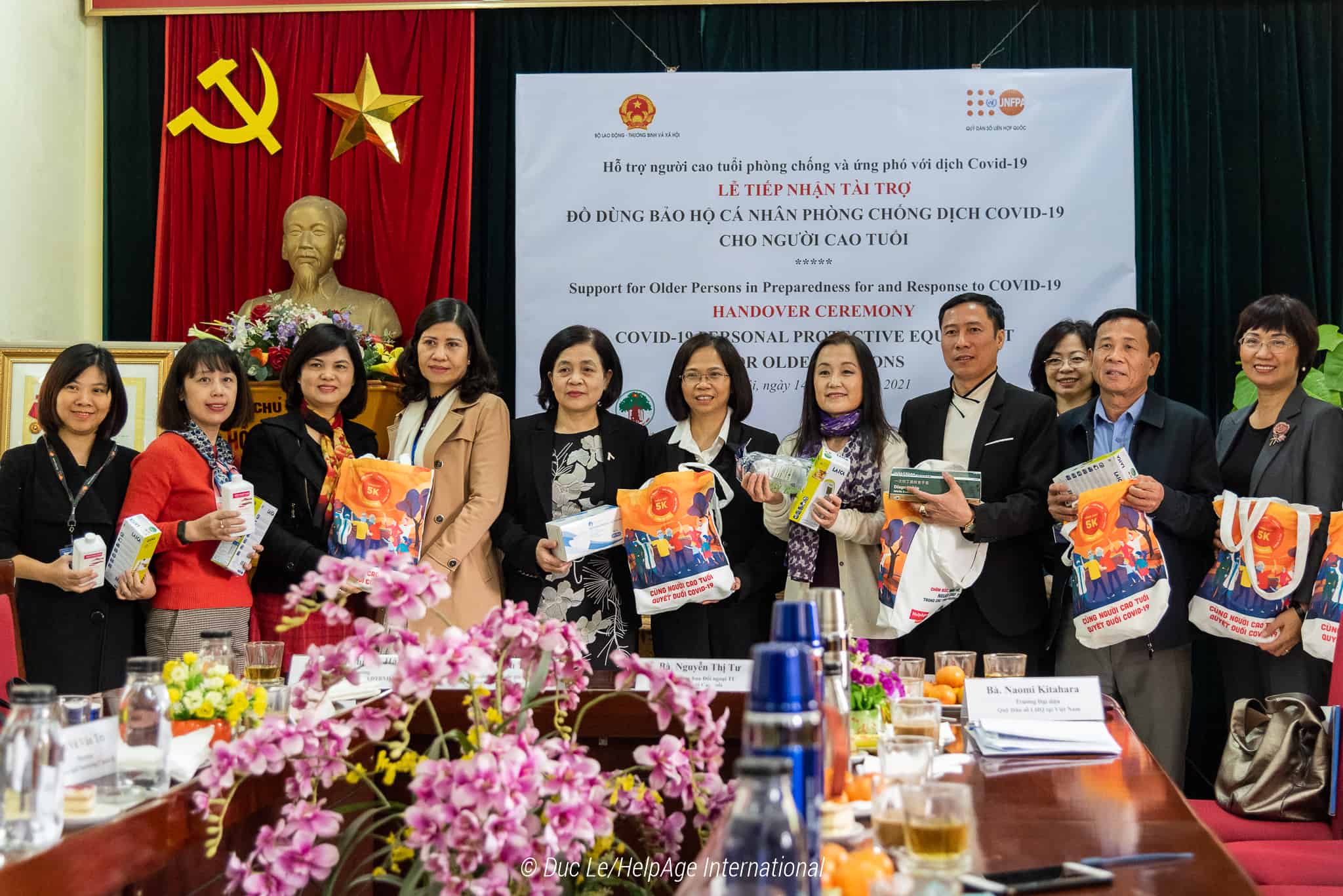 Lễ tiếp nhận tài trợ đồ dùng bảo hộ cá nhân phòng chống dịch COVID-19 cho người cao tuổi